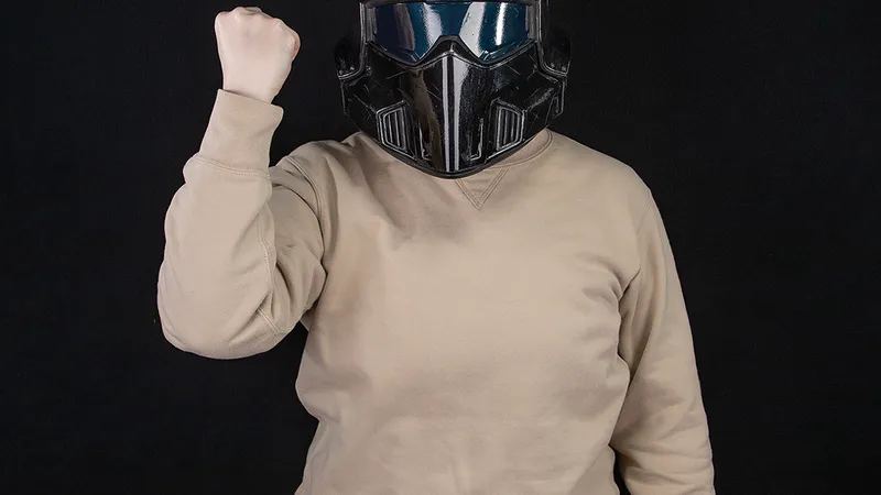 Helldivers 2 Tactical Helmet B-22 Model Citizen 1:1 Wearable demonstrated being worn by a person Helldivers 2 Tactical Helmet B-22 Model Citizen 1:1 Wearable demonstrated being worn by a person